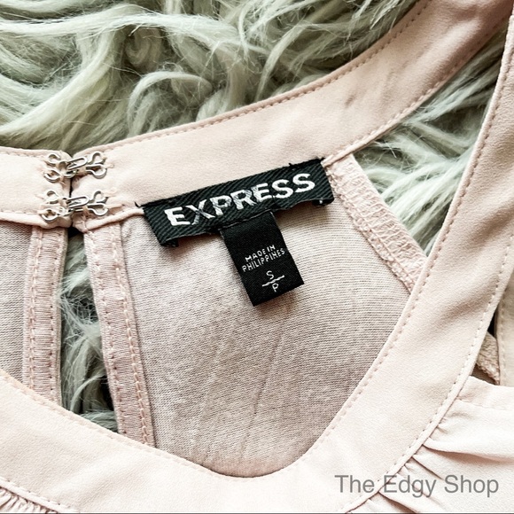 Express | Cut-Out Shoulder Tank Top Blouse - Picture 5 of 7